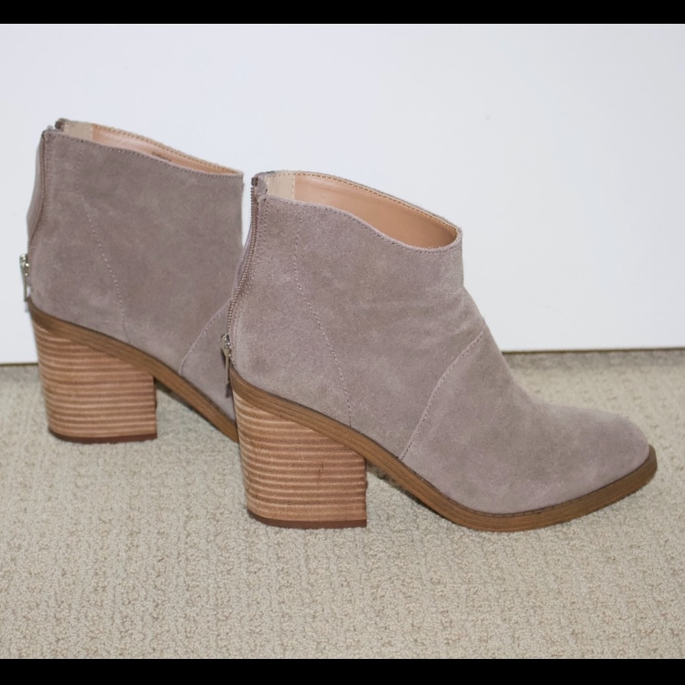 Gray, chunky heel, Steve Madden suede boots!